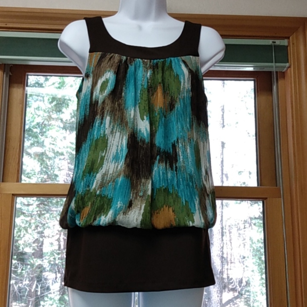 BCX medium multicolored sleeveless top, brown scoop neck, deep brown hem. Pretty